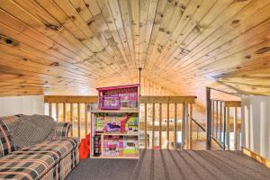 - un salon avec un canapé et un plafond en bois dans l'établissement Waterfront Cottage with Dock on Papoose Lake!, à Katinka Village