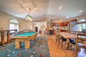 eine Küche und ein Esszimmer mit einem Billardtisch in der Unterkunft Updated Buckeye Lake Retreat with Game Room! in Thornville