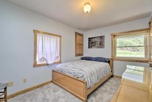 una camera con letto e finestra di Updated Buckeye Lake Retreat with Game Room! a Thornville