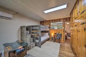 - une chambre avec des lits superposés et une table dans l'établissement Historic Disney Home with Grill, Walk to Lake!, à Disney