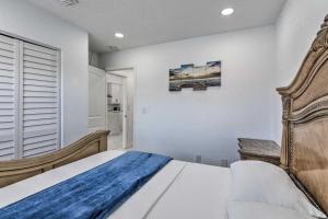 Кровать или кровати в номере Pet-Friendly Hialeah Gardens Modern Retreat!