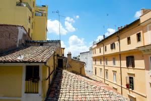 una vista de un callejón entre dos edificios en One&Only Monti Suite, en Roma