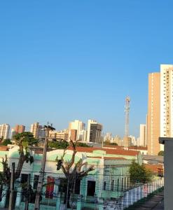 un perfil urbano con edificios altos y palmeras en Pousada Dom Kilmer, en Fortaleza