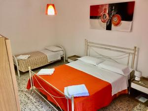 una camera con due letti e un dipinto sul muro di Riserva Monte Cofano a Castelluzzo