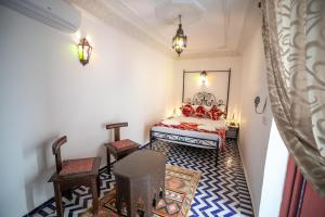 A bed or beds in a room at Dar Hafsa