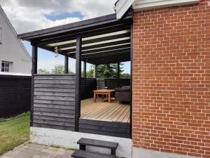 Bjergby Guesthouse的庭院或其他户外区域