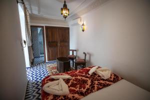 A bed or beds in a room at Dar Hafsa