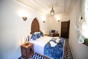 A bed or beds in a room at Dar Hafsa