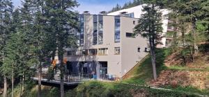 別拉什尼察的住宿－Staza Resort，享有山丘上树木建筑的外部景色