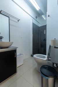 ein weißes Bad mit einem Waschbecken und einem WC in der Unterkunft ISLAND RESIDENCE Plaisance - Mauritius - 15718 in Plaine Magnien