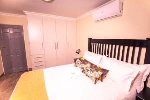 AcornhoekMasingitana Hotel的卧室里有一张大床，床单和枕头都是白色的 更多16张照片