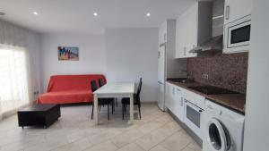 Кухня или мини-кухня в Apartamentos Cala Azul La Móra
