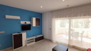 Телевизор и/или развлекательный центр в Apartamentos Cala Azul La Móra