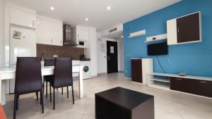Кухня или мини-кухня в Apartamentos Cala Azul La Móra
