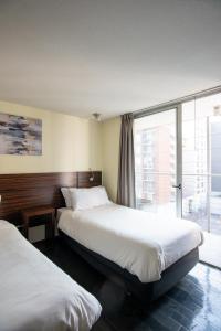 Cama o camas de una habitación en Tribeca Twin Studio W/Wifi, Smart TV & Balcony