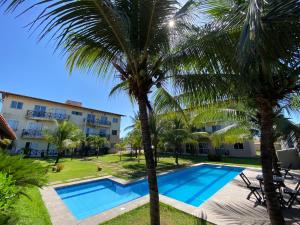 een uitzicht op het resort met palmbomen en een zwembad bij Apto Praia da Taíba Vista Mar in Taíba