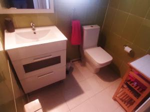 y baño con lavabo blanco y aseo. en Kasa Karmen, en Fuenmayor