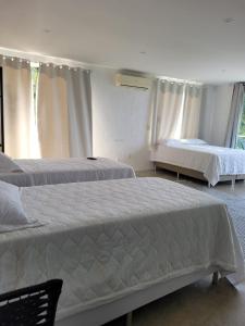 Postel nebo postele na pokoji v ubytování Alto da Piraquara Flat
