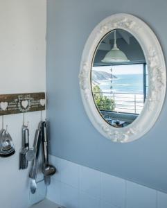 espejo en la cocina con vistas al océano en The Loft, en Wilderness