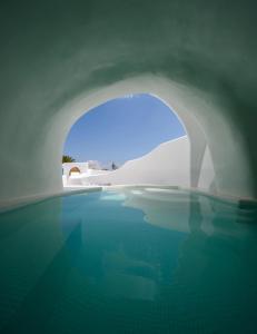 basen z błękitną wodą w tunelu w obiekcie Lotus Cave Villa w Firze