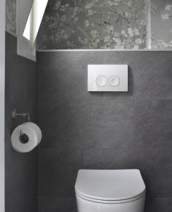 een badkamer met een toilet en een rol toiletpapier bij Pipowagen ''Slapen by Co'' in Leerdam