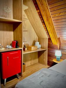 un armario rojo en una habitación con paredes de madera en Casa Três Rios - Campos do Jordão en Campos do Jordão
