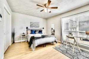 1 dormitorio con 1 cama y ventilador de techo en City Outside & Tranquility Inside, en Dallas