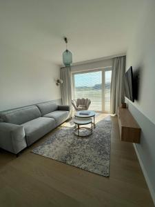 Polanki Aqua B 108 في كولوبرزيغ: غرفة معيشة مع أريكة وطاولة