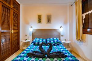 two snakes laying on a bed in a bedroom at Alquilaencanarias-Medano Tío Claudio beachfront in El Médano