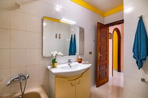 Kúpeľňa v ubytovaní Alquilaencanarias-Medano Tío Claudio beachfront + 15 fotografií