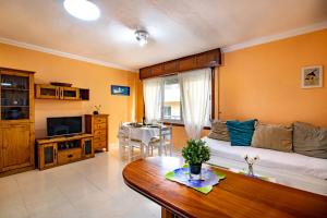 Televízia a/alebo spoločenská miestnosť v ubytovaní Alquilaencanarias-Medano Tío Claudio beachfront