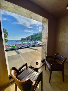 a room with a window with a bench and a table at Marinus Hotel in Ulcinj