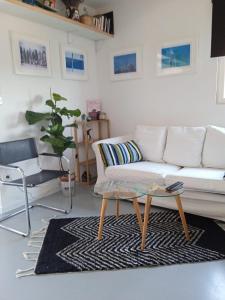 a living room with a white couch and a coffee table at Eden 122 in Albi