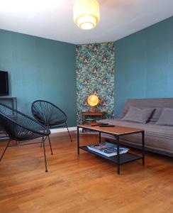 a living room with a couch and two chairs at Maison 6 personnes - grand jardin arboré in Noyers-sur-Cher