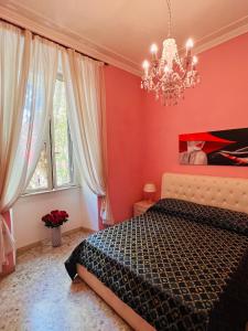 ローマにあるGuest House Biondiのベッドルーム1室(ベッド1台、シャンデリア付)