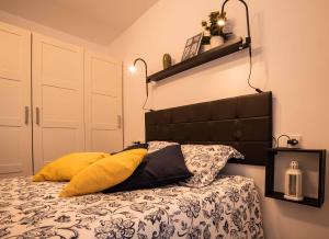 Un pat sau paturi într-o cameră la Apartamento Cimavilla en Gijón