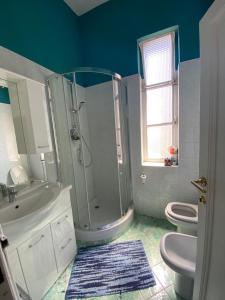 La salle de bains est pourvue d'une douche, d'un lavabo et de toilettes. dans l'établissement Casa Pavó Appartamento accanto al Bargello, à Florence
