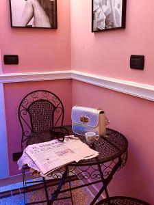 ローマにあるGuest House Biondiのピンクの壁のテーブル