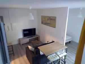 sala de estar con sofá y mesa en Superbe appartement dans résidence avec piscine, en Toulouse