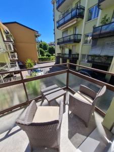 Un balcón con sillas y mesas en un edificio. en LE RIVE HOLIDAYS, en Desenzano del Garda 10 fotos más