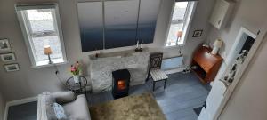 CarrickにあるHeather House on the Wild Atlantic Wayの暖炉付きのリビングルームのオーバーヘッドビュー