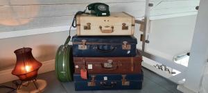 CarrickにあるHeather House on the Wild Atlantic Wayの重ね合わせたスーツケースの山 +21枚の写真