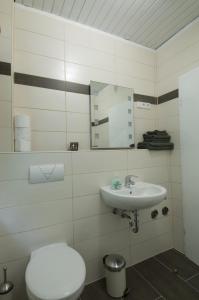 Koupelna v ubytování Pension-Werdohl + 13 fotografií