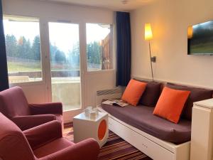 ein Wohnzimmer mit einer Couch und zwei Sesseln in der Unterkunft Appartement 2 pièces pour 4 personnes avec Wifi à Avoriaz - FR-1-634-81 in Morzine