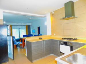 Kitchen o kitchenette sa SWEET BREEZE HOMES