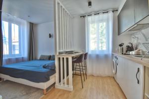 a small bedroom with a bed and a desk in it at Le CoCoN de MaiNteNon in Maintenon