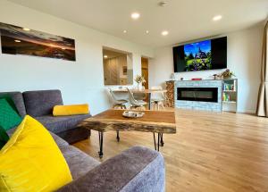 a living room with a couch and a table at Ferienwohnung Harzurlaub in Hahnenklee-Bockswiese