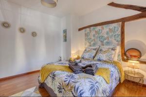 - une chambre avec un grand lit et des serviettes dans l'établissement Le Petit Drouais T3 en plein Cœur De Ville !, à Dreux