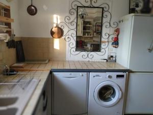 Kuchyňa alebo kuchynka v ubytovaní La petite maison de Paule