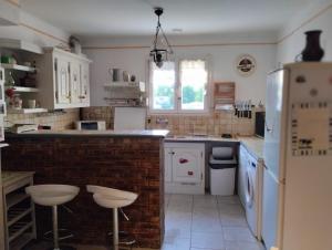 Kuchyňa alebo kuchynka v ubytovaní La petite maison de Paule